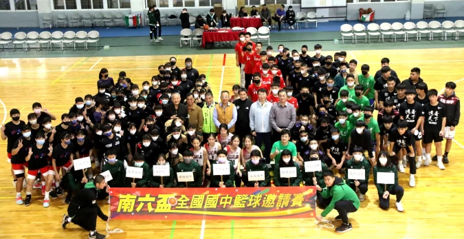 南六企業股份有限公司、高苑工商職業學校主辦的「南六盃」全國國中籃球邀請賽在高苑工商活動中心熱烈展開。 高苑工商提供