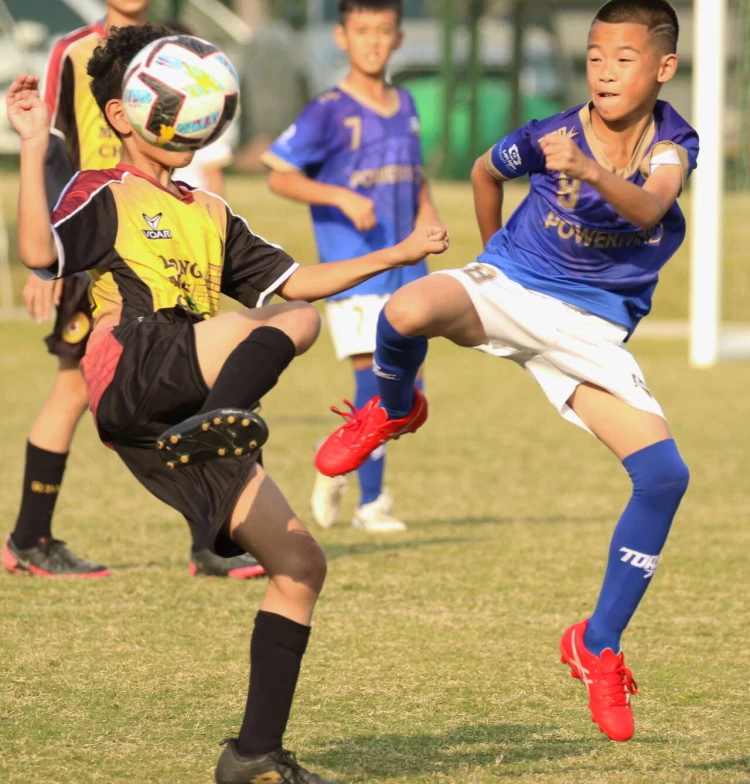 PWFC小將陳柏諺進(右)攻火力十足。官方提供