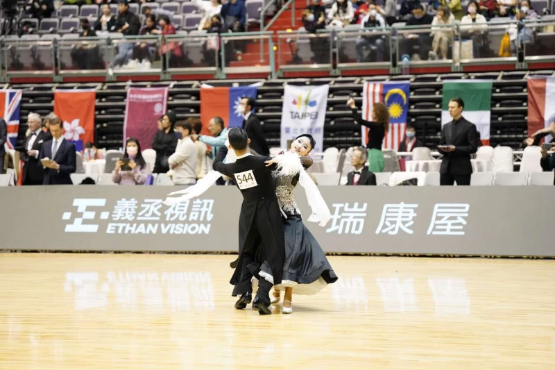 亞洲業餘公開AL積分摩登組第五名李瑾曄、許妤謙。大會提供