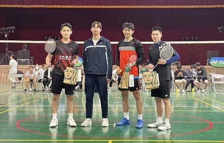三大國手舉會,柏禮維(左起)、黃翊倫總召、陳宏麟教練和許仁豪教練。大會提供