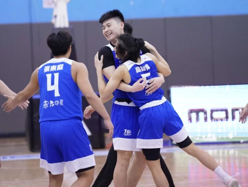 健行斷政大36連勝！球員開心相擁。大會提供
