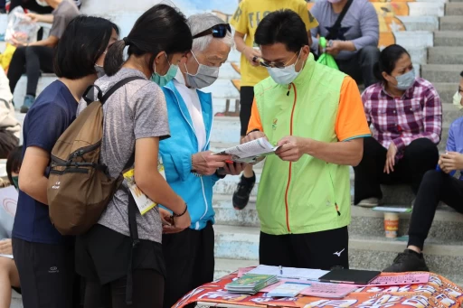 朱崙定向越野俱樂部在賽場擺攤，為新手提供相關資訊。大會提供