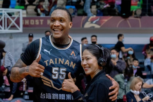 台鋼獵鷹阿修羅(左)與代理總教練馬怡鴻(右)。官方提供