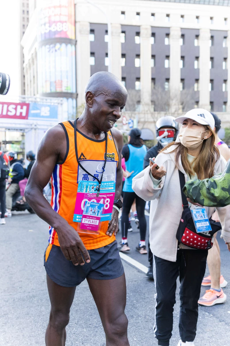 來自肯亞的選手JOSEPH MWANGI NGARE以2小時21分55秒成績拿下全馬男子組第一名。大會提供