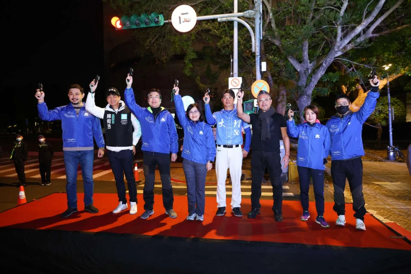 雙北首長合體鳴槍,從左到右分別是台北市體__育局王泓翔局長、台北市陳宥丞議員、新北市劉和然副市長、台北市林奕華副市長、林其緯前職棒選手、台灣體育運動競技協會林劭宗秘書長、新北市體育處洪玉玲處長、賽事發起人林義傑。大會提共