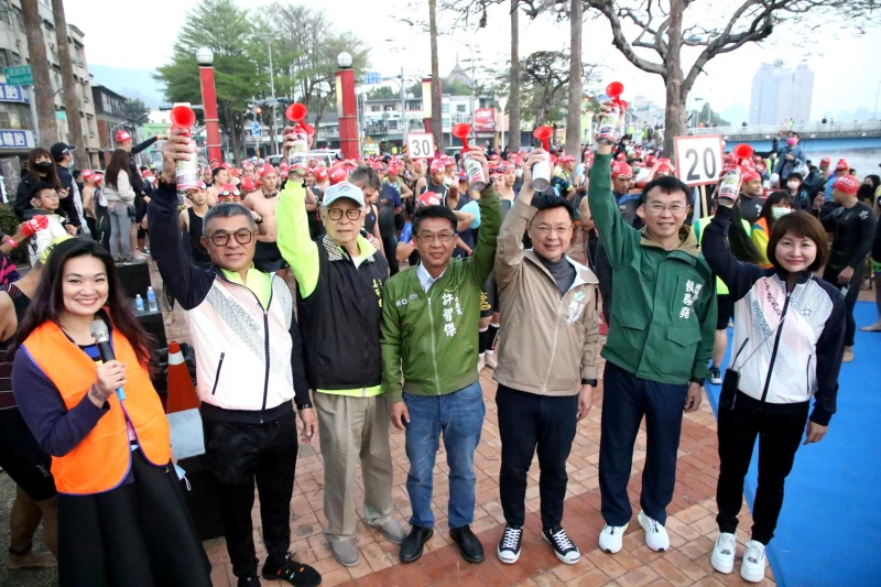 維士比盃愛河國際鐵人三項競賽在高雄市運動發展局局長侯尊堯(右2)、立委趙天麟(右3)、許智傑(右4)與體育總會鐵人三項委員會主委姜寄生(左3)、新世紀環保公司董事長吳尚謙(左2)、女壘新世紀黃蜂隊領隊施采萱(右1)等人鳴笛起跑。高雄市運動發展局 提供