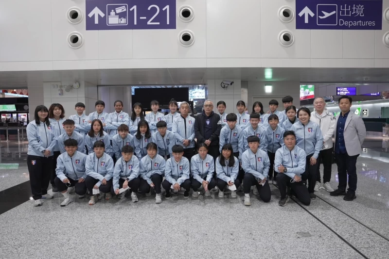 中華足協理事長王麟祥(中黑衣)一早親自送機U20女足隊。(中華足協提供)