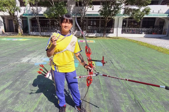 中華國小射箭女將朱兒在金牌戰同樣以30分滿分箭的完美演出,射下國小組女子個人對抗金牌。中華國小提供