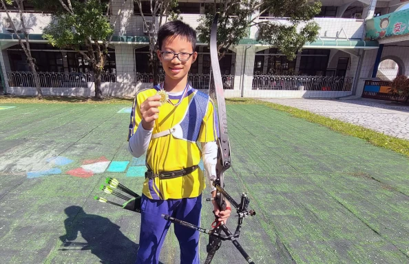 國小男子個人對抗賽金牌戰,中華國小曾柏鈞演出30分滿分箭勇奪金牌。大會提供