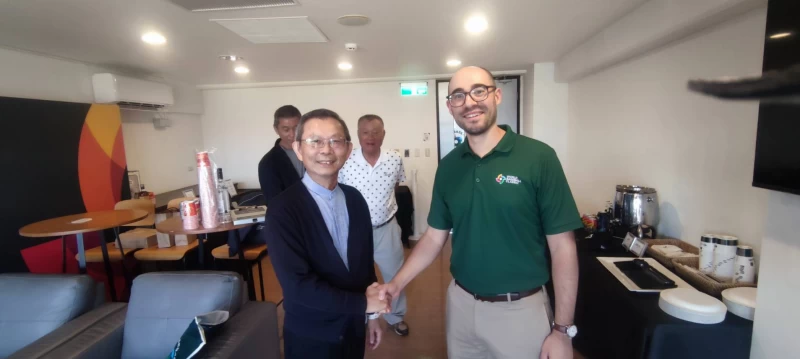 台灣棒球名人堂協會理事長莊國明與美國棒球名人堂副總裁Jon Shestakofesky歷史性的一握。台灣棒球名人堂協會提供