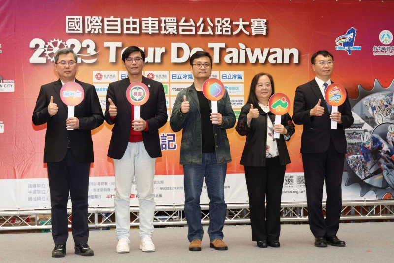 左起臺北市李泰興秘書長、桃園市體育局許彥輝局長、客委會產業經濟處王慶殷科長、南投縣教育處王淑玲處長,以及 高雄市運發局侯尊堯局長 共同邀請全民為環台賽加油。國際自由車環台賽提供