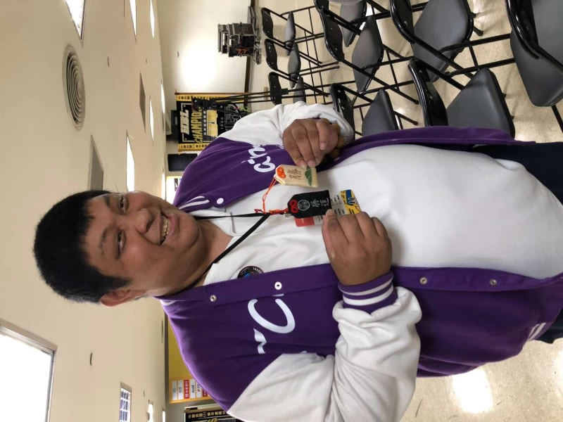 光復教練陳定杰賽後大秀頸上兩只幸運符。大會提供