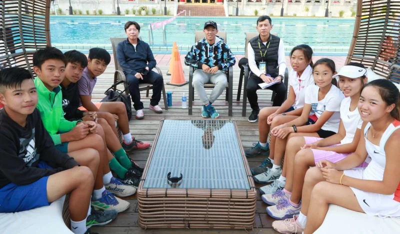 男網一哥曾俊欣(後中)與曾爸曾育德(後左),和參賽八位選手分享勇闖職網心得。圓網1416公益信託基金提供