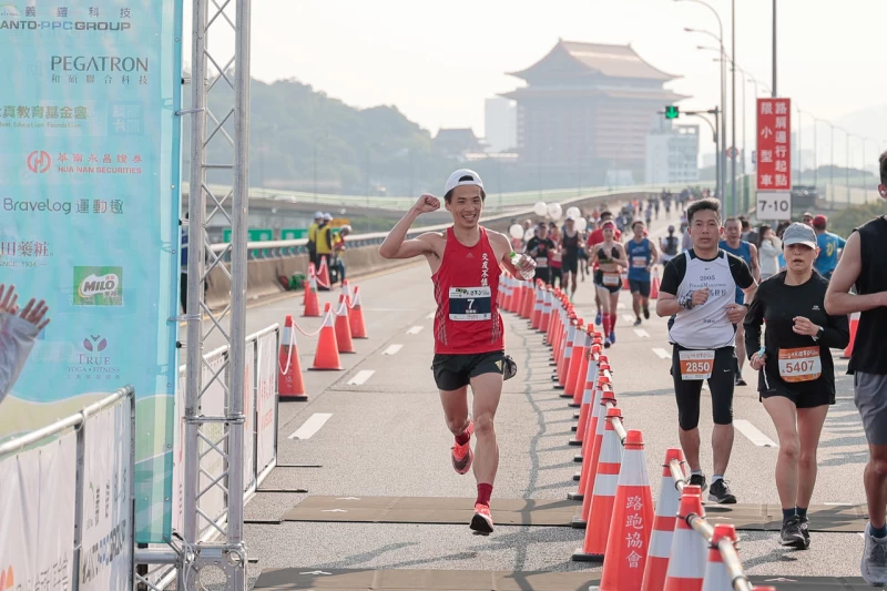 國內好手張景敦今天頂著豔陽跑出2小時38分39秒的成績摘下男子馬拉松組亞軍。 大會提供