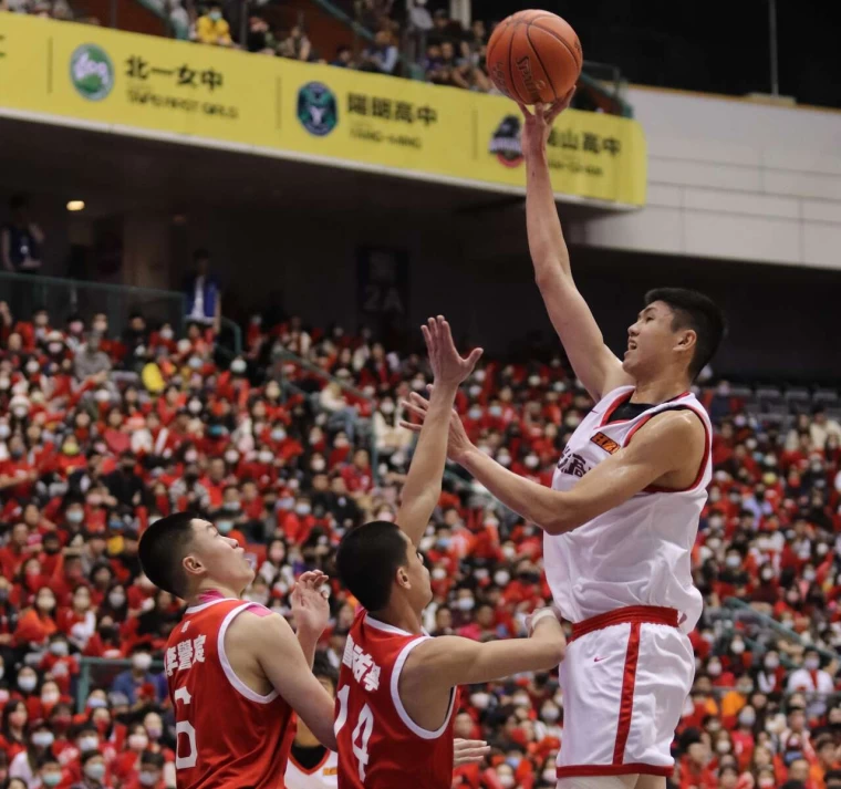 另類MVP鄭名斈全場拿12分9籃板。大會提供