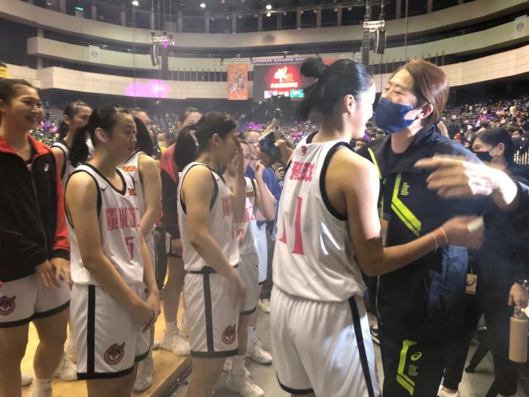 淡商四連霸國泰文化總教練鄭慧芸與蕭豫玟等將進文化的準畢業生相見歡。大會提供