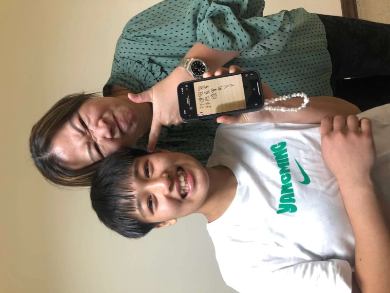陽明教練李台英秀手機爆江子柔幾年前紙條表決心的料。大會提供