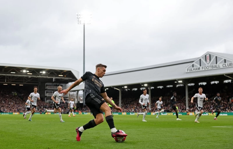 特羅薩德(前)上半場送出3次助攻,寫下英超客隊球員半場助攻戴帽演出的紀錄。(法新社)