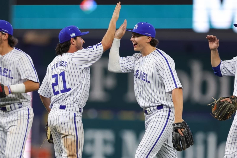 斯塔布斯(Garrett Stubbs,左)在得點圈與滿壘適時安打攻下3分逆轉。法新社
