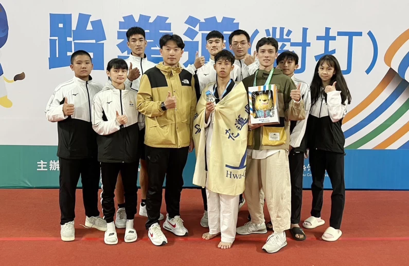 國中男子45公斤級對打花崗國中選手林秉宏踢下銀牌全隊合影。花崗國中提供