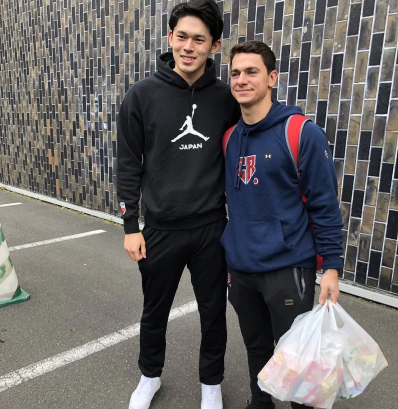 佐佐木朗希帶兩大袋糖果致意。摘自WBC推特