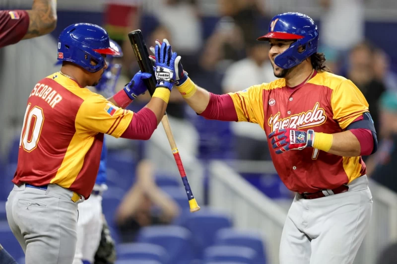 委內瑞拉艾斯科巴（Eduardo Escobar，左）。法新社
