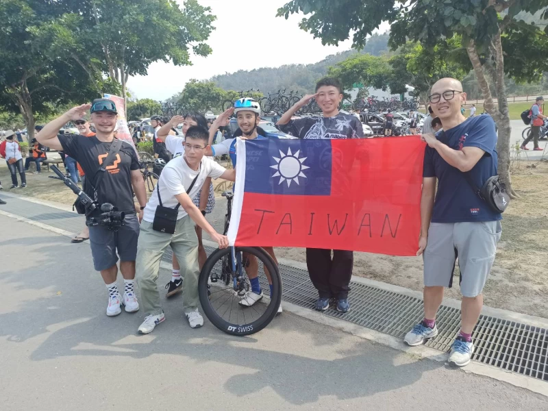 盧紹軒友人來發送豆花。詹健全攝