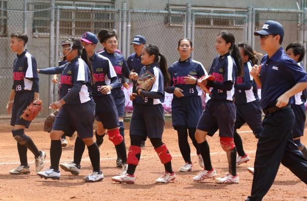 高女組今天首場南崁高中對士林高商，士商最後8比7逆轉勝南崁。高中體總提供