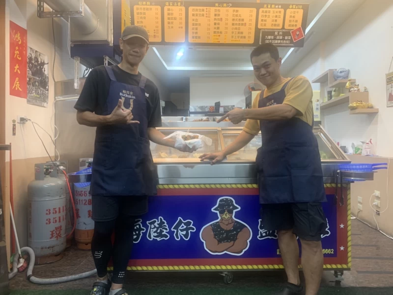 Bryton車手熊凱文(左)與友人投資開鹽酥雞。詹健全攝