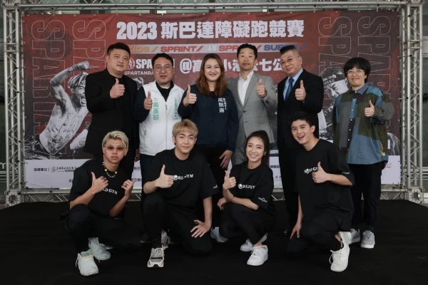 B.T.O.D梁舒涵與貴賓合照。官方提供