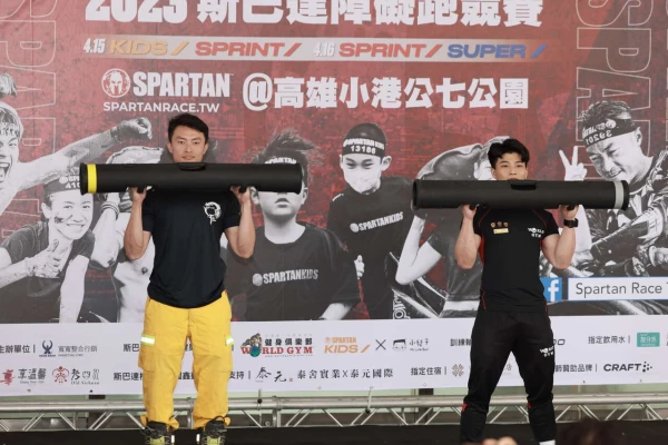World Gym教練 高雄市消防局特搜中隊隊員示範。官方提供