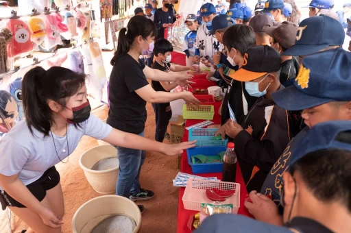 開幕典禮結合園遊會形式讓參賽的選手在正式比賽前體驗原鄉熱情。台灣世界少棒聯盟提供