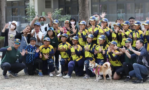 國中組新北五股以1比0勝苗縣通宵，賽後球員與前來觀賽加油的親友合影。高中體總提供