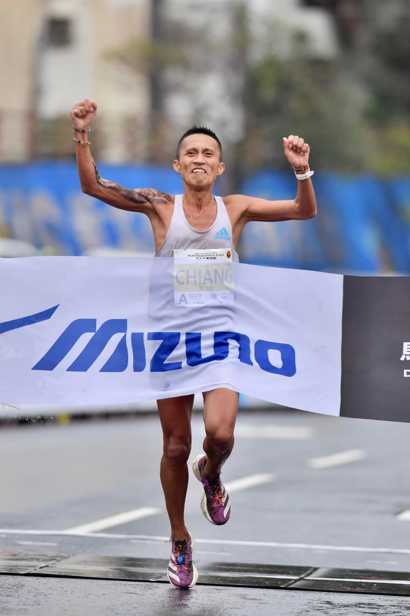 國內好手黑色旋風蔣介文拿下2023萬金石馬拉松國內男子組冠軍。Allsports創星影像提供