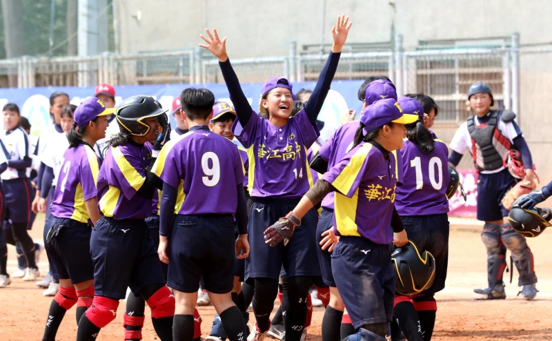 高中組北市華江高中七下演出大逆轉,以5比4逆轉勝東山高中。高中體總提供