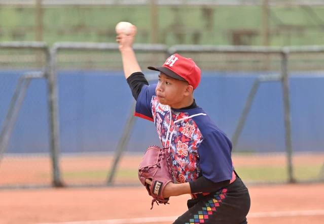 何忠彬後援4.2局為臺東縣守住勝果。台灣世界少棒聯盟提供