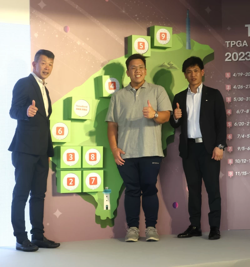 2023ThreeBond挑戰巡迴賽總冠名贊助商日本ThreeBond香港台灣分公司米良孝秋經理(右)與開幕賽贊助球場.斑芝花球場總經理鄭博元(中)丶TPGA理事長陳榮興。鍾豐榮攝影