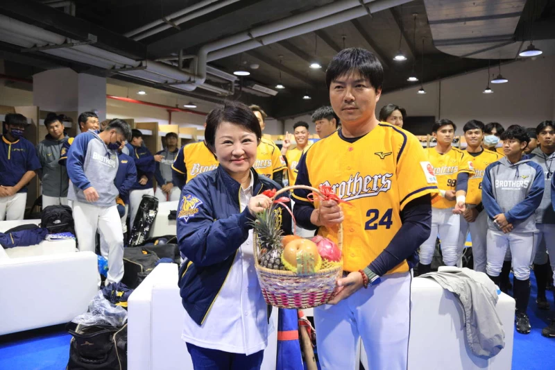 wbc世界棒球經典賽官辦熱身賽時,台中市長盧秀燕鼓勵中信兄弟。台中市運動局提供