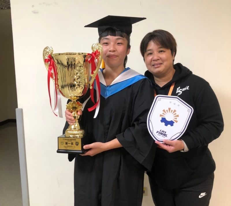 朝陽教練檔張婷翔與大四中鋒準畢業生洪詩淳。大會提供