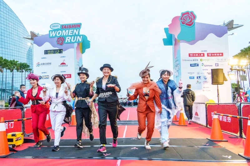 台新女子路跑高雄場今晨美力開跑參賽選手精心打扮盛裝登場。中華民國路跑協會提供