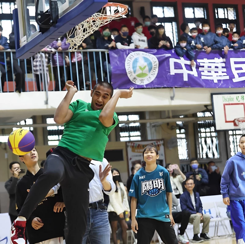 松山高中林現惟在市長面前灌籃。大會提供
