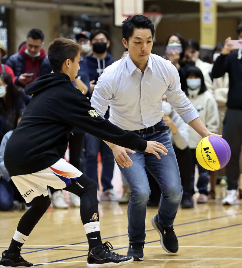 蔣萬安市長上場與小球員打表演賽。大會提供