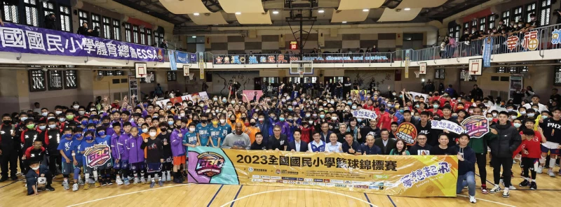 貴賓與參賽小球員合影。大會提供