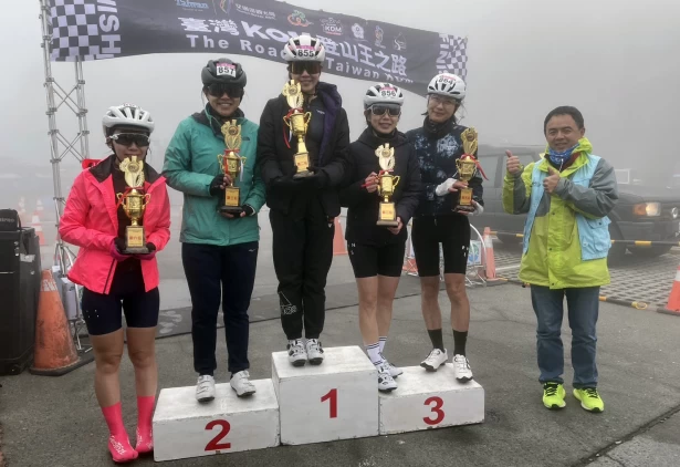 代表台中市女子自由車隊出賽的曾可妡,奪下女子組冠軍。大會提供