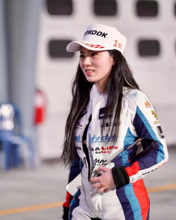 賽車美少女Betty Chen陳映瑜成為雪邦12小時耐久賽第一位女性車手冠軍。AAI車隊/ STARFiSH星予公關提供