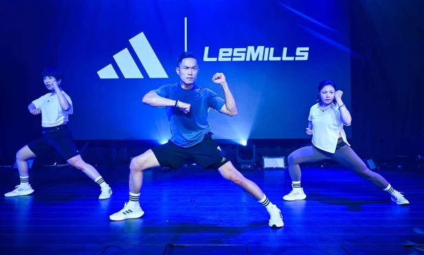 adidas與全球有氧健身課程領導品牌萊美Les Mills正式宣布攜手合作,萊美Les Mills教練也已針對不同訓練課程穿上adidas專業運動系列服飾,滿足多樣化訓練需求。官方提供