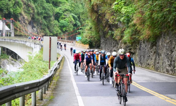 2023臺灣KOM登山王之路春季有16個國家地區選手,展開海拔2500公尺挑戰。大會提供