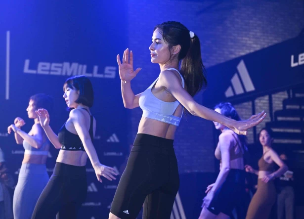 運動女神雷艾美穿上adidas訓練服飾與PUREBOOST鞋款,跟著萊美Les Mills節奏全力出擊。官方提供