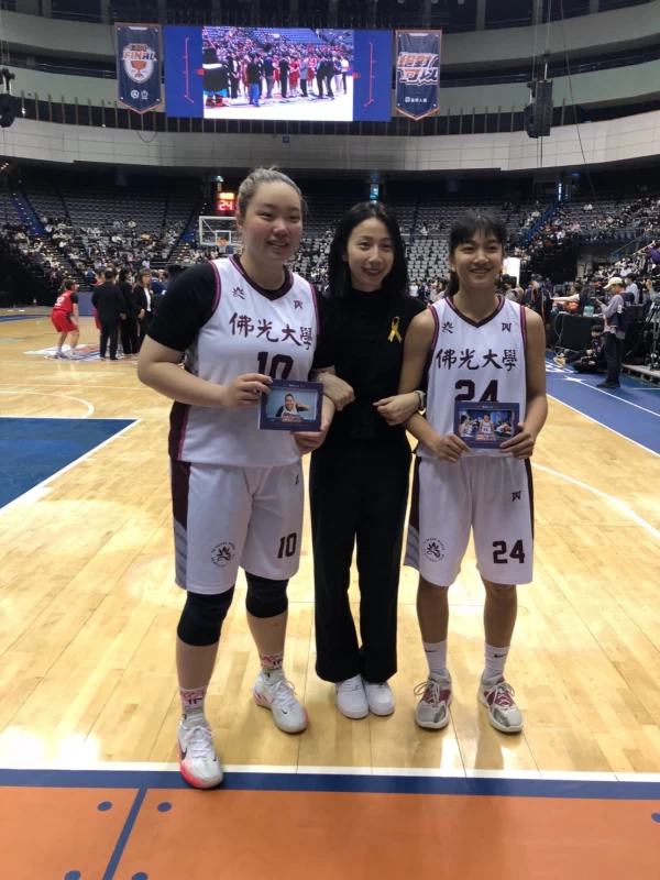 UBA最終戰後佛大陳郁婷(右)、黃靖雯(左)不捨教練楊淑淨。大會提供