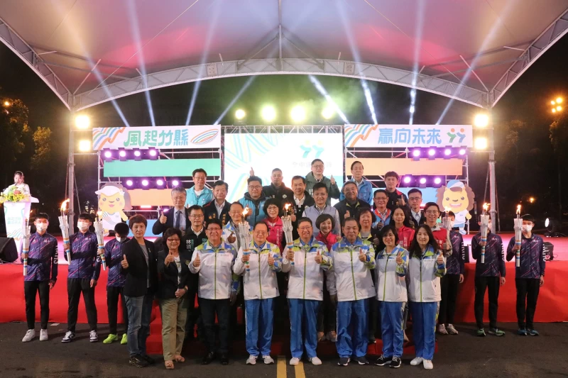 112年全國中等學校運動會聖火,今29日正式點燃環場光束照亮新竹縣夜空,展現風起竹縣贏向未來的精神。體育署提供